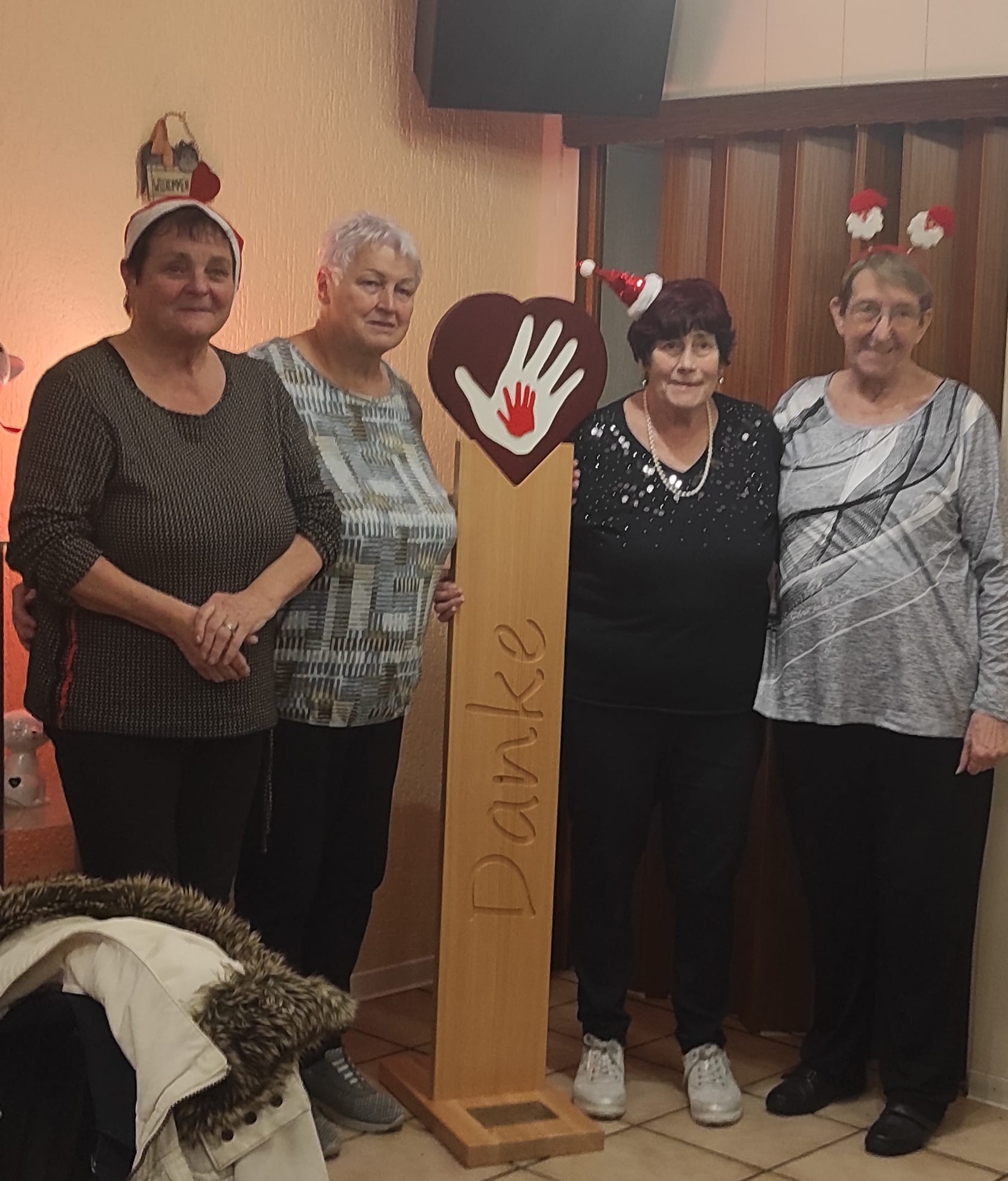 Gruppenbild vom 4 Vertreterinnen des Vorstands des Elisabethenvereins Maria Himmelfahrt Elm-Sprengen, in der MItte eine Stele als Dankeschön des Kinderhospiz für die Spende des EV