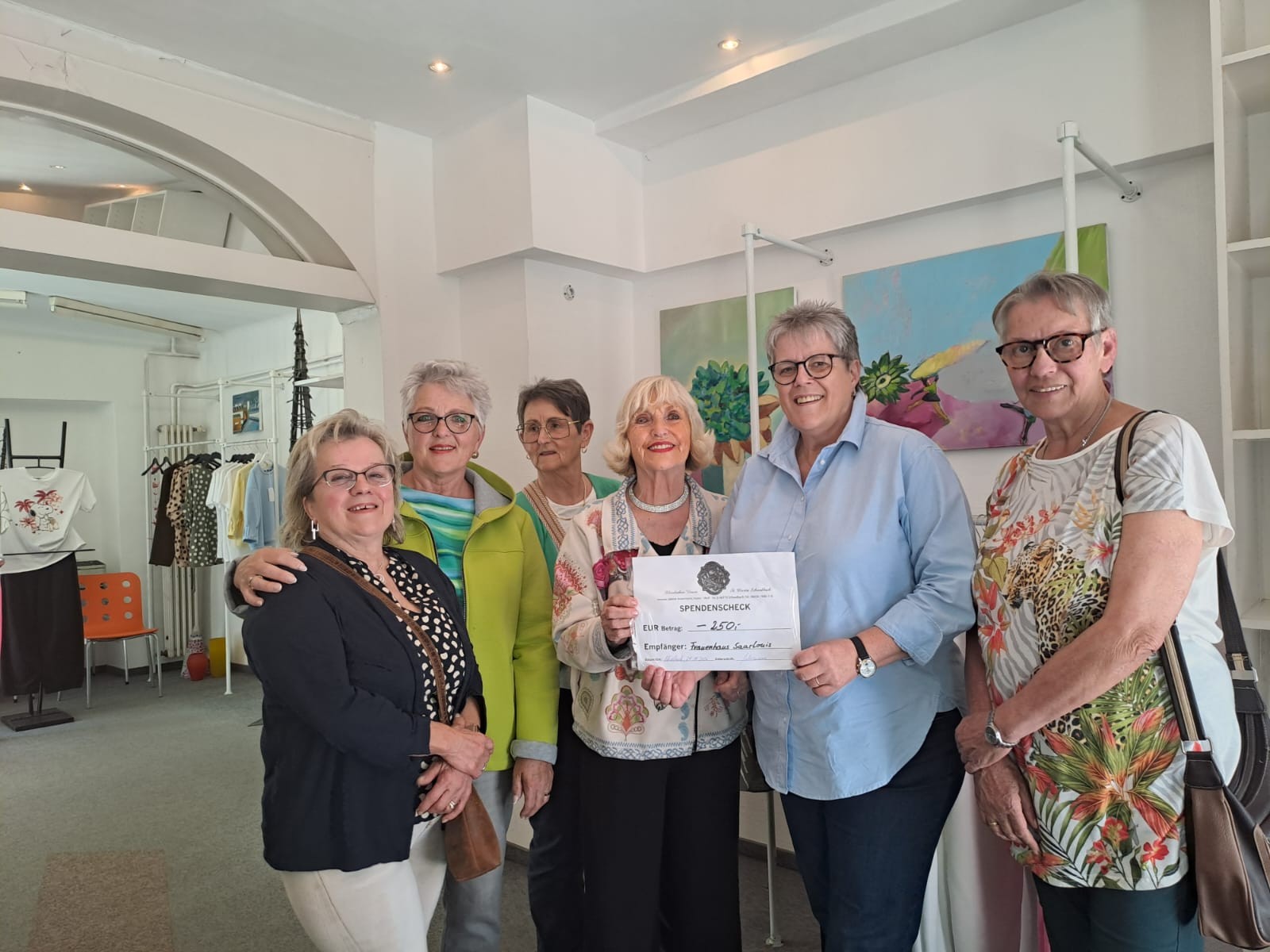 Bild aus einer Reihe von Fotos von Spendenübergabe des Elisabethenvereins Schwalbach an verschiedene Organisationen (c) Doris Kopp Bild aus einer Reihe von Fotos von Spendenübergabe des Elisabethenvereins Schwalbach an verschiedene Organisationen