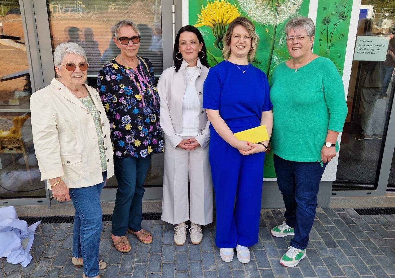 Bild aus einer Reihe von Fotos von Spendenübergabe des Elisabethenvereins Schwalbach an verschiedene Organisationen (c) Doris Kopp Bild aus einer Reihe von Fotos von Spendenübergabe des Elisabethenvereins Schwalbach an verschiedene Organisationen
