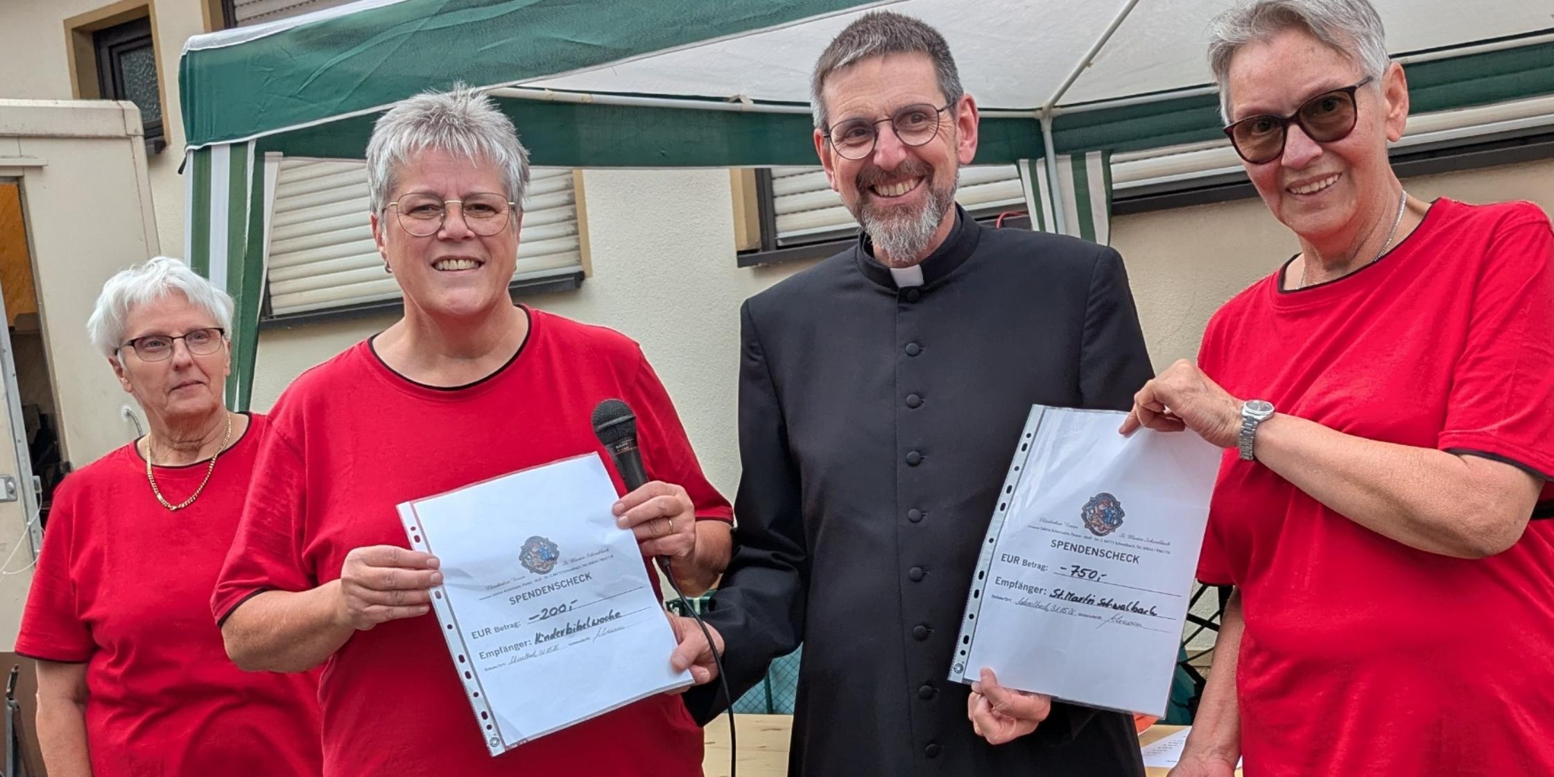 Bild aus einer Reihe von Fotos von Spendenübergabe des Elisabethenvereins Schwalbach an verschiedene Organisationen (c) Doris Kopp Bild aus einer Reihe von Fotos von Spendenübergabe des Elisabethenvereins Schwalbach an verschiedene Organisationen