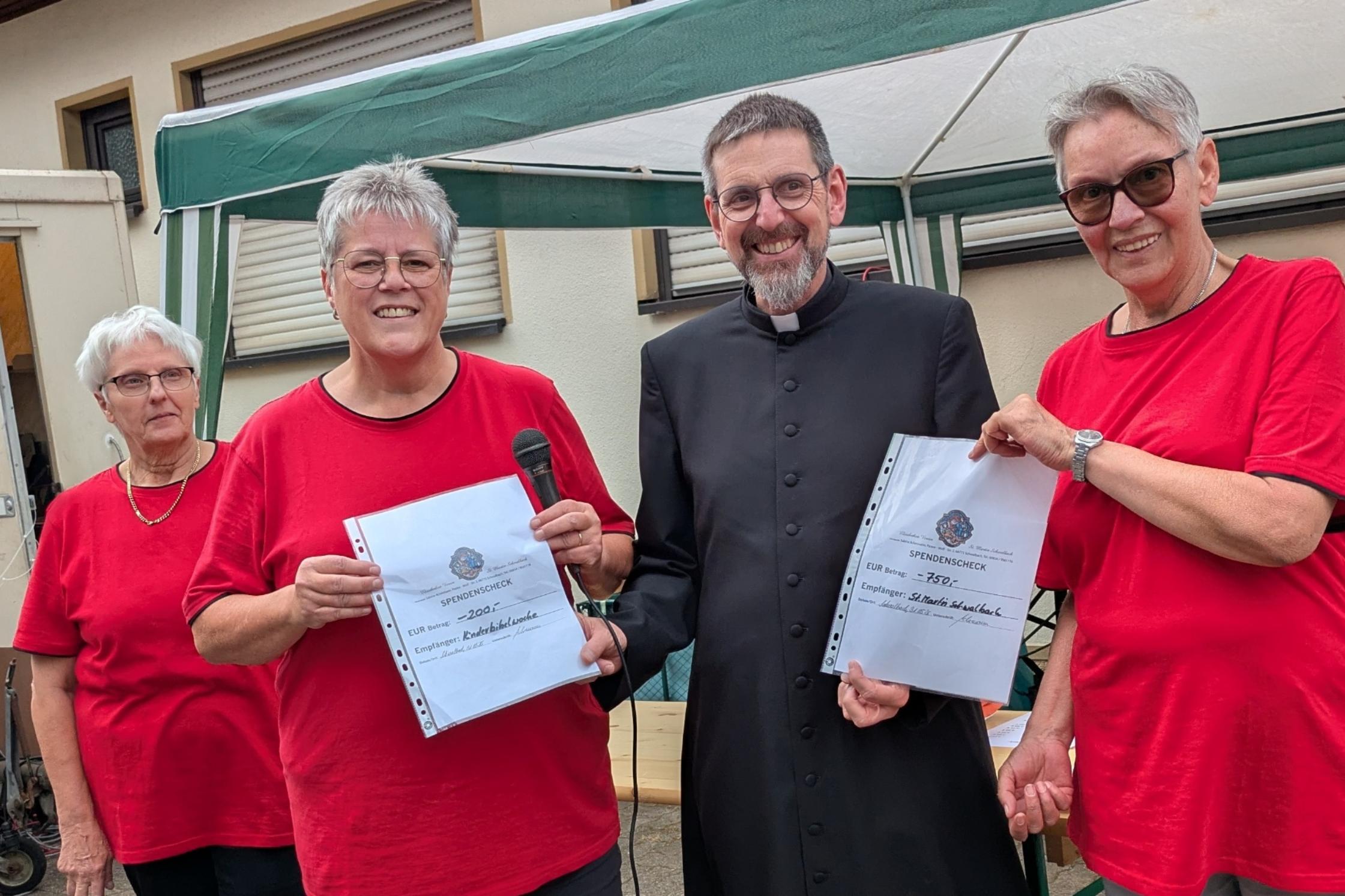 Bild aus einer Reihe von Fotos von Spendenübergabe des Elisabethenvereins Schwalbach an verschiedene Organisationen