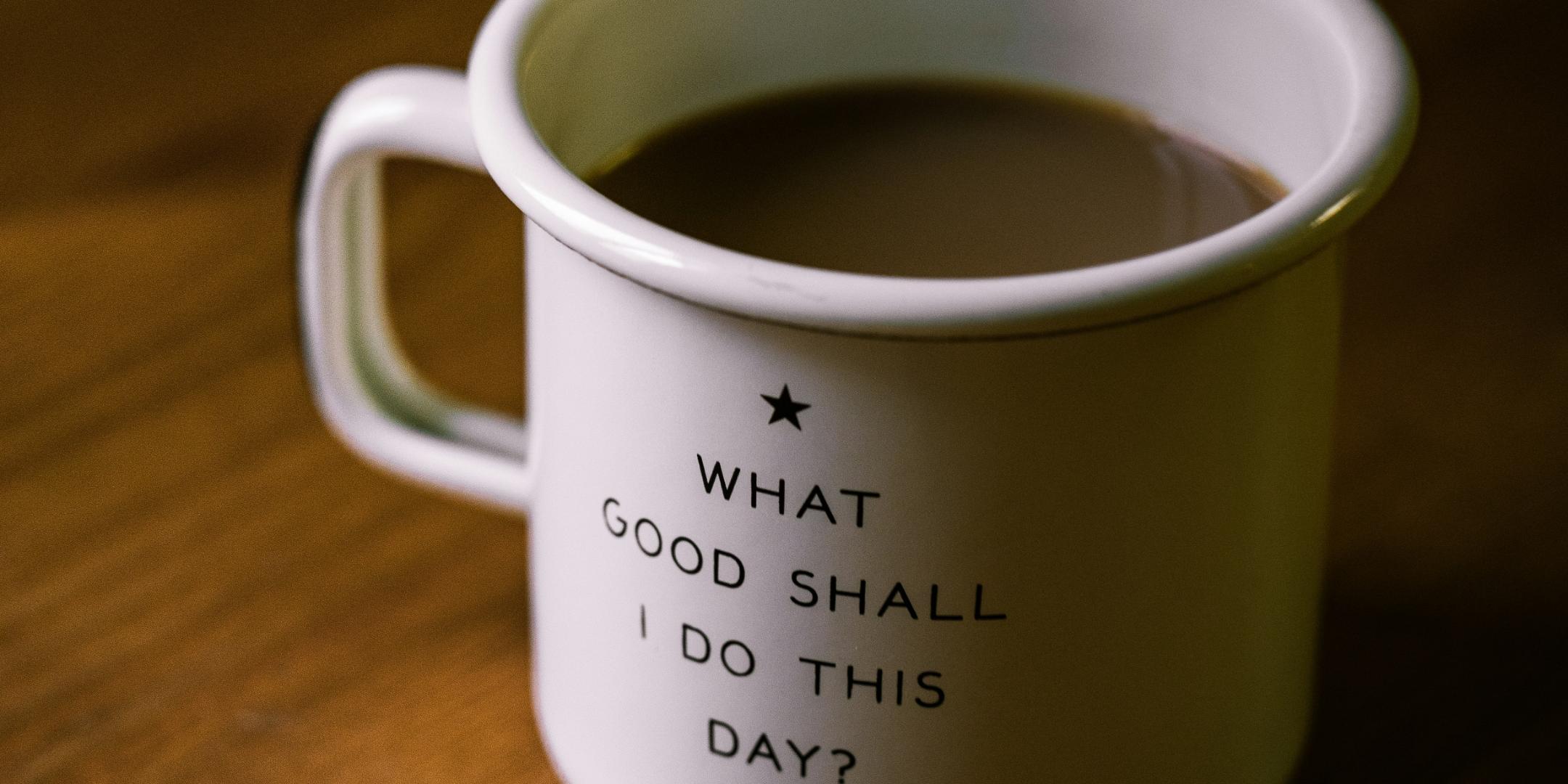 Weisse Tasse auf braunem Tisch; Aufschrift auf der Tasse: 'What Good Shall I Do This Day?' (c) Nathan Lemon auf unsplash Weisse Tasse auf braunem Tisch; Aufschrift auf der Tasse: 'What Good Shall I Do This Day?'