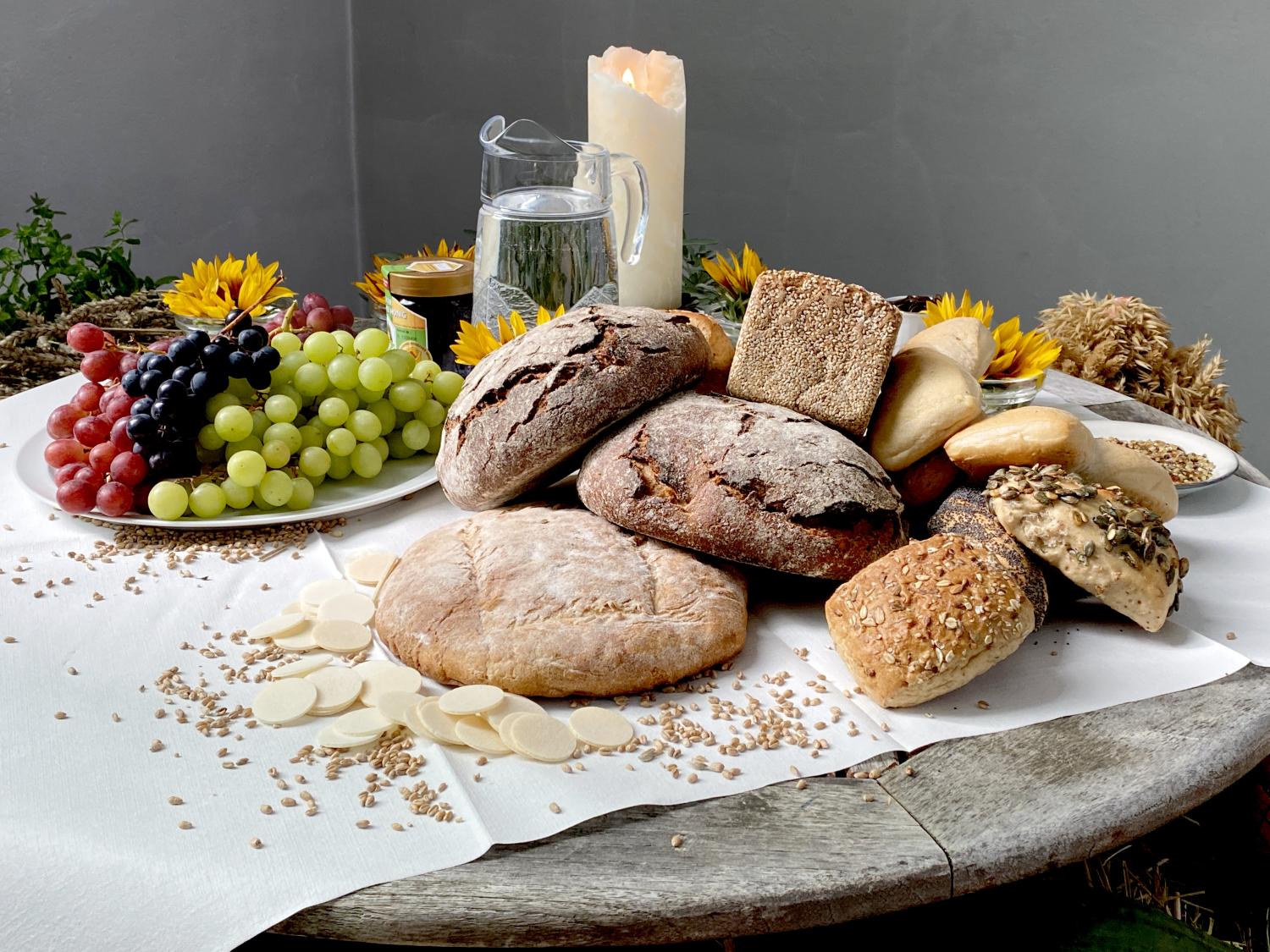 Verschiedene Früchte im Zusammenhang mit Erntedank