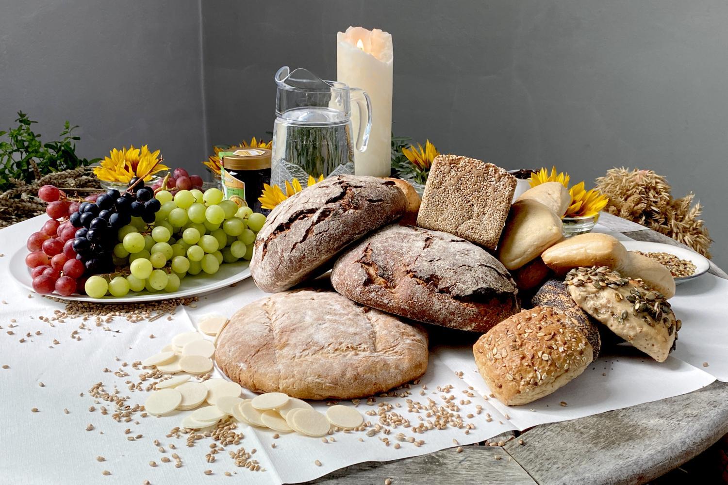 Verschiedene Früchte im Zusammenhang mit Erntedank