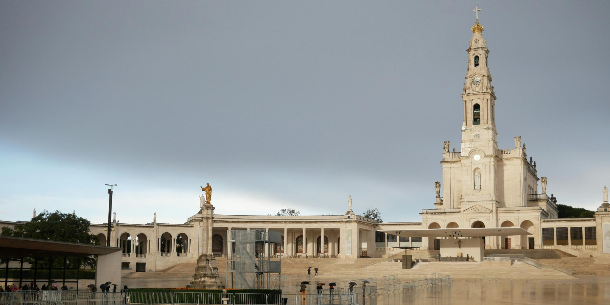 Fatima, Rosenkranz-Basilika (c) Natacha de Hepcée auf unsplash Die Rosenkranz-Basisilika (Basilica de Nossa Senhora do Rasàrio) in Fatima mit Vorplatz