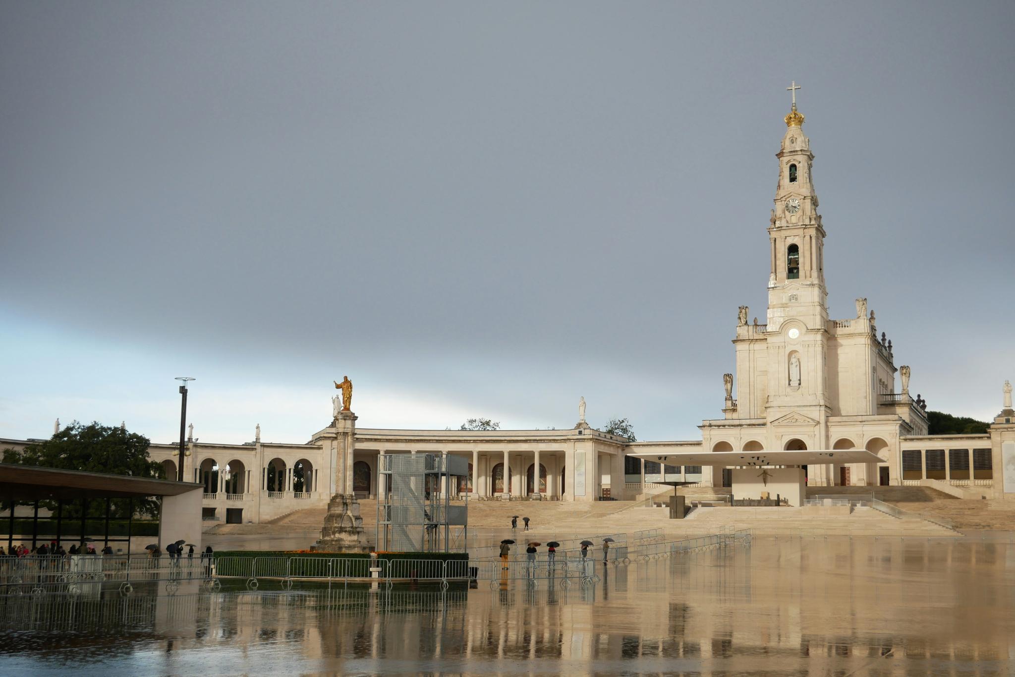 Die Rosenkranz-Basisilika (Basilica de Nossa Senhora do Rasàrio) in Fatima mit Vorplatz