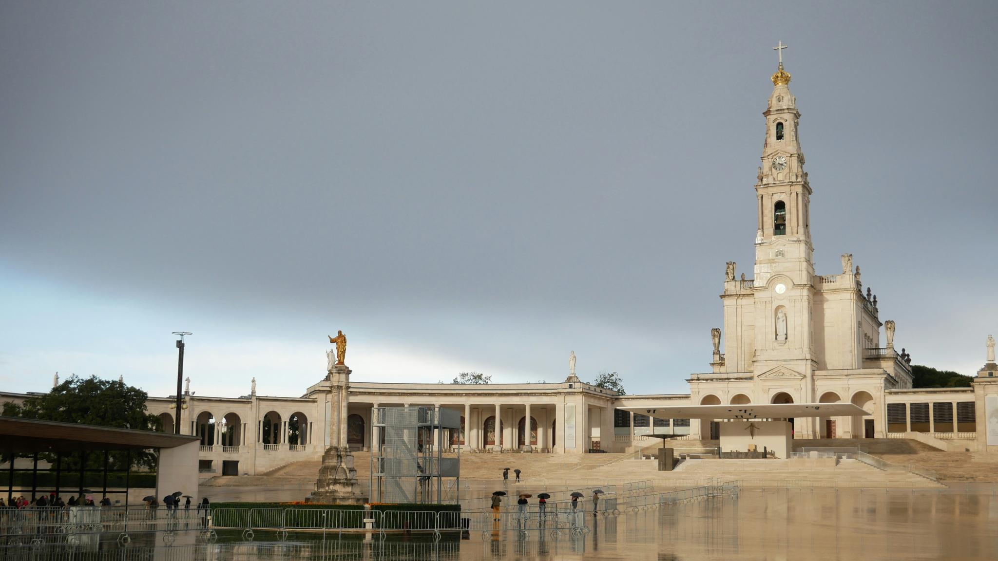 Die Rosenkranz-Basisilika (Basilica de Nossa Senhora do Rasàrio) in Fatima mit Vorplatz