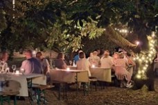 Foto aus dem Pfarrgarten St. Josef, Tische und Bänke mit Gästen des Fests der Ehrenamtlichen
