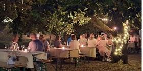 Foto aus dem Pfarrgarten St. Josef, Tische und Bänke mit Gästen des Fests der Ehrenamtlichen
