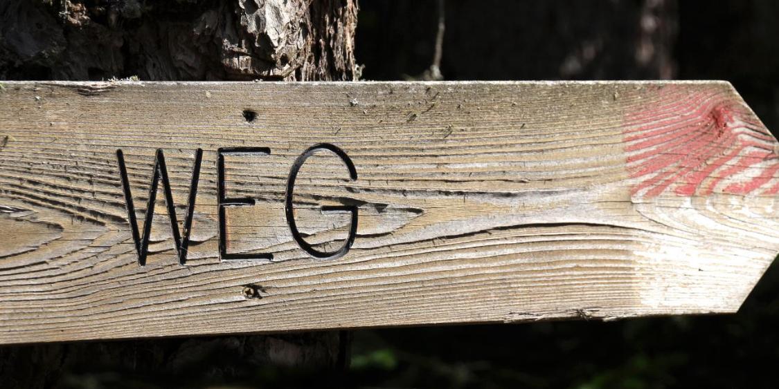 Wegweiser symbolisch für den (neuen) Weg mit Jesus in der Firmung