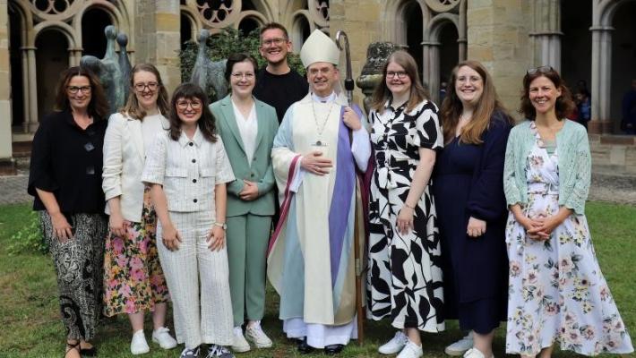 Gruppenfoto der sieben Beauftragten mit Weihbischof Brahm