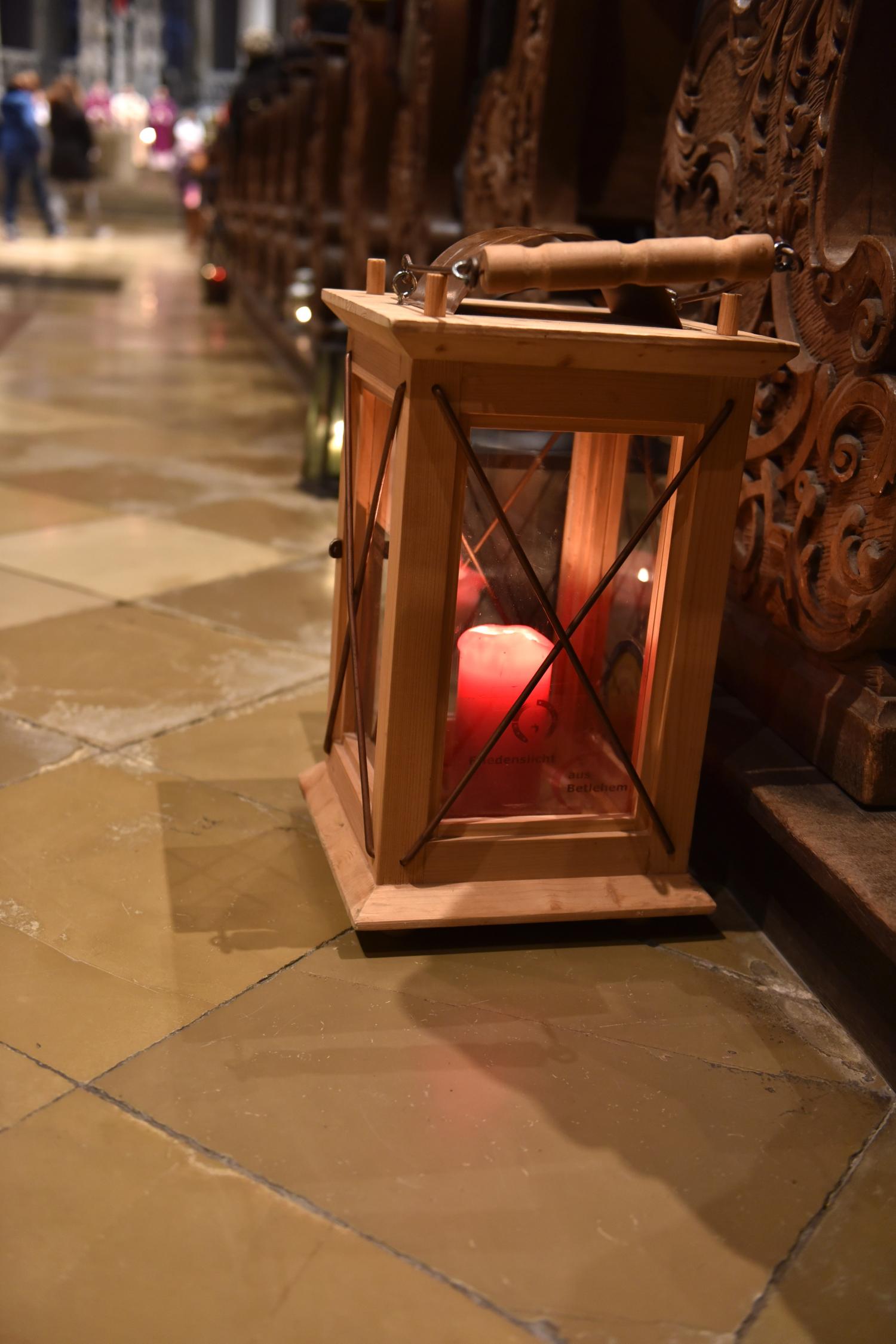 Friedenslicht aus Bethlehem, brennende Kerze in einem Glasbehältnis (c) Bild: Maria Steber / Pressestelle Bistum Augsburg In: Pfarrbriefservice.de Friedenslicht aus Bethlehem, brennende Kerze in einem Glasbehältnis