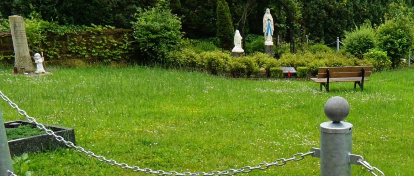 Friedhof St. Martin, Blick von der Kirche auf die Marienstatue