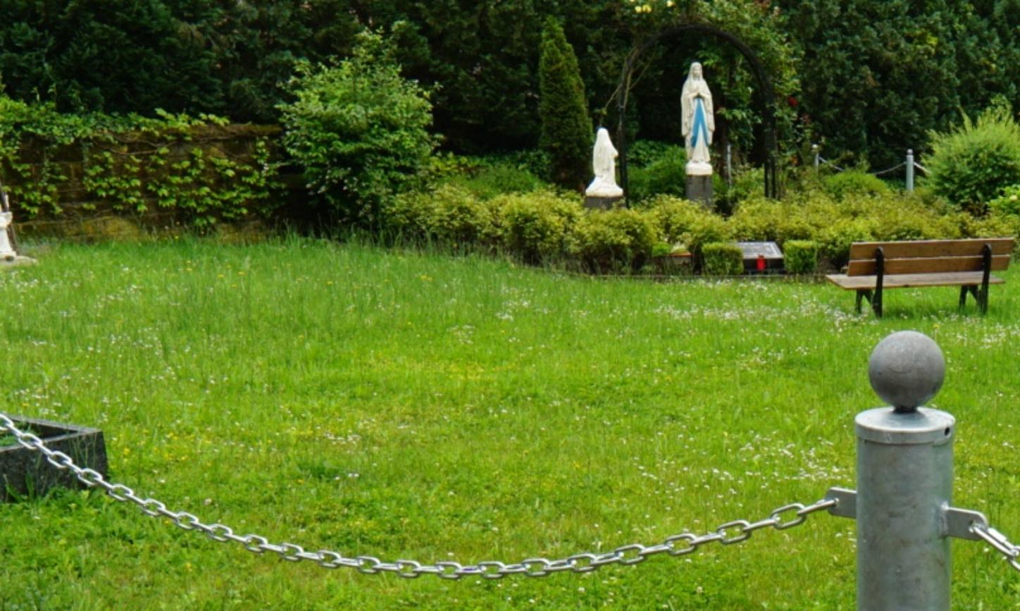 Friedhof St. Martin, Blick von der Kirche auf die Marienstatue