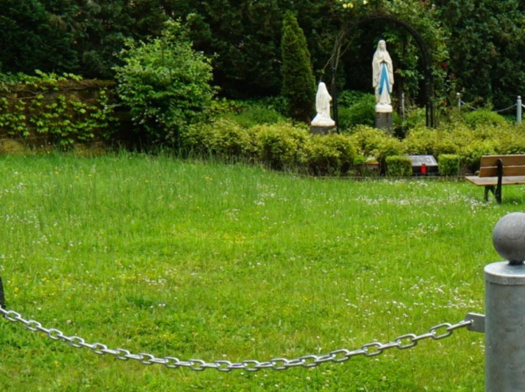 Friedhof St. Martin, Blick von der Kirche auf die Marienstatue