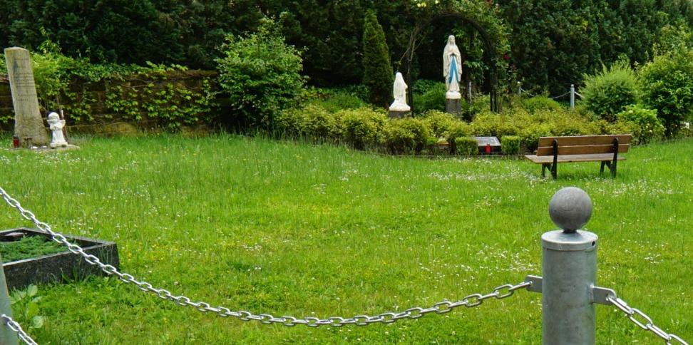 Friedhof St. Martin, Blick von der Kirche auf die Marienstatue