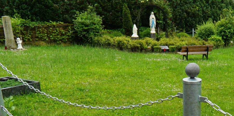 Friedhof St. Martin, Blick von der Kirche auf die Marienstatue