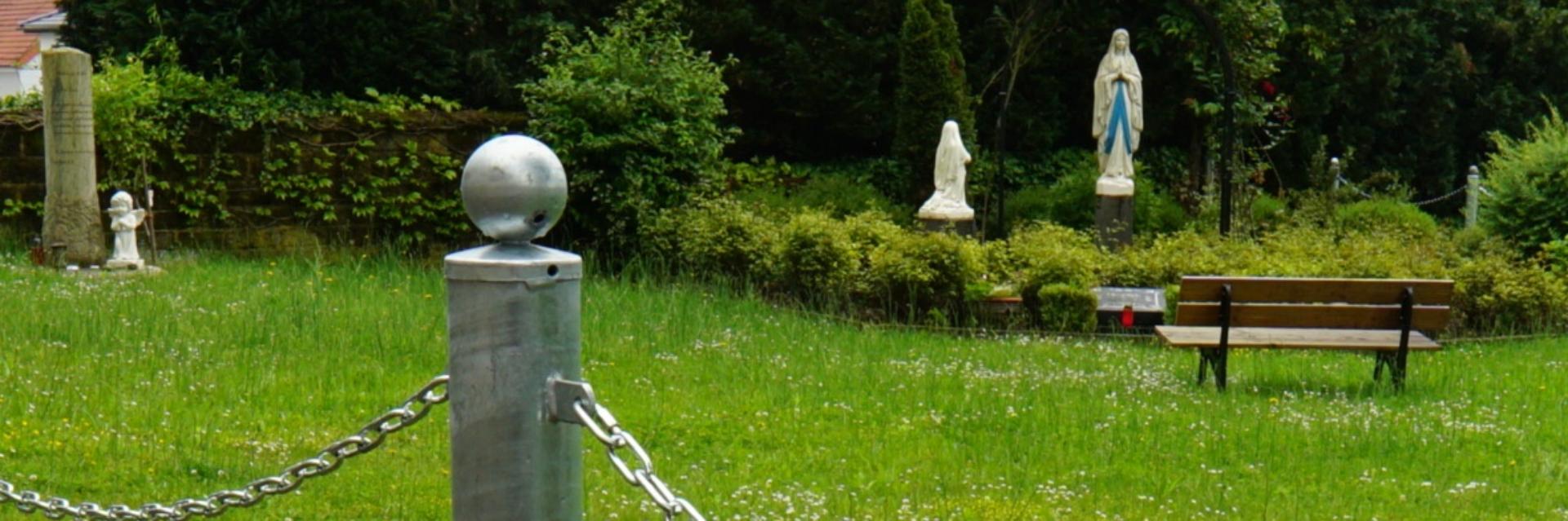 Blick auf Friedhof St. Martin und Marienstatue von der Kirche aus