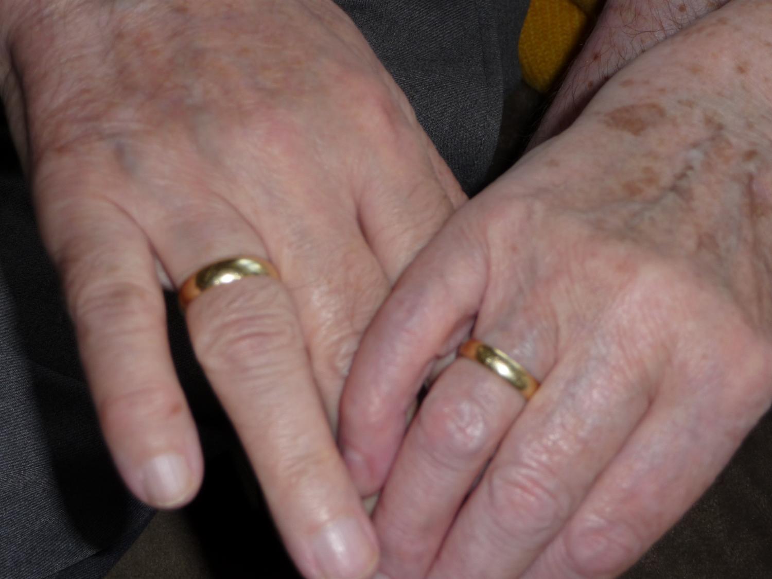Foto zweier Hände mit Eheringen zur Goldenen Hochzeit