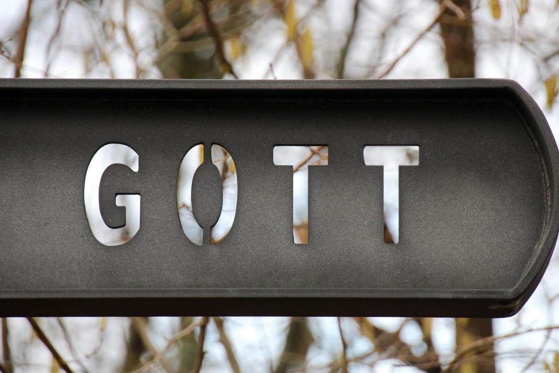 Schild mit Inschrift 'Gott'