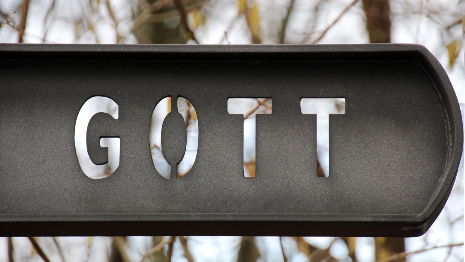 Schild mit Inschrift 'Gott'