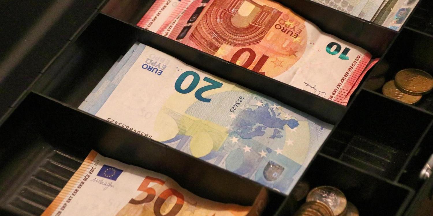 Ladenkasse mit 50-, 20- und 10-Euro Scheinen, Symbolbild für Haushaltsplan