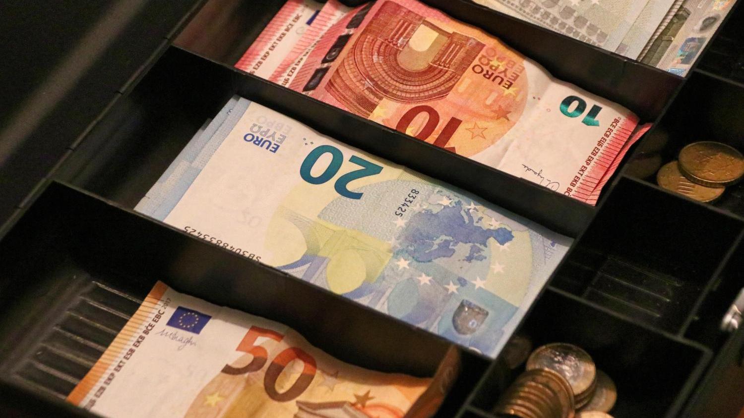 Ladenkasse mit 50-, 20- und 10-Euro Scheinen, Symbolbild für Haushaltsplan