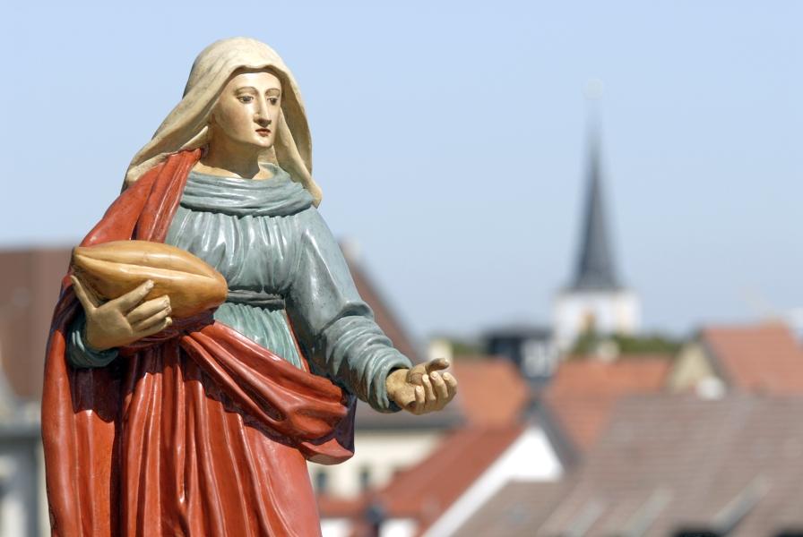 Hl. Elisabeth von Thüringen Statue der Hl. Elisabeth von Thüringen, im Hintergrund Blick auf die Stadt Erfurt