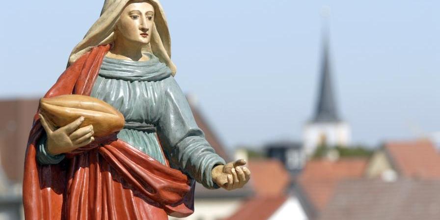 Hl. Elisabeth von Thüringen (c) Bild: Bistum Erfurt / Barbara Neumann In: Pfarrbriefservice.de Statue der Hl. Elisabeth von Thüringen, im Hintergrund Blick auf die Stadt Erfurt