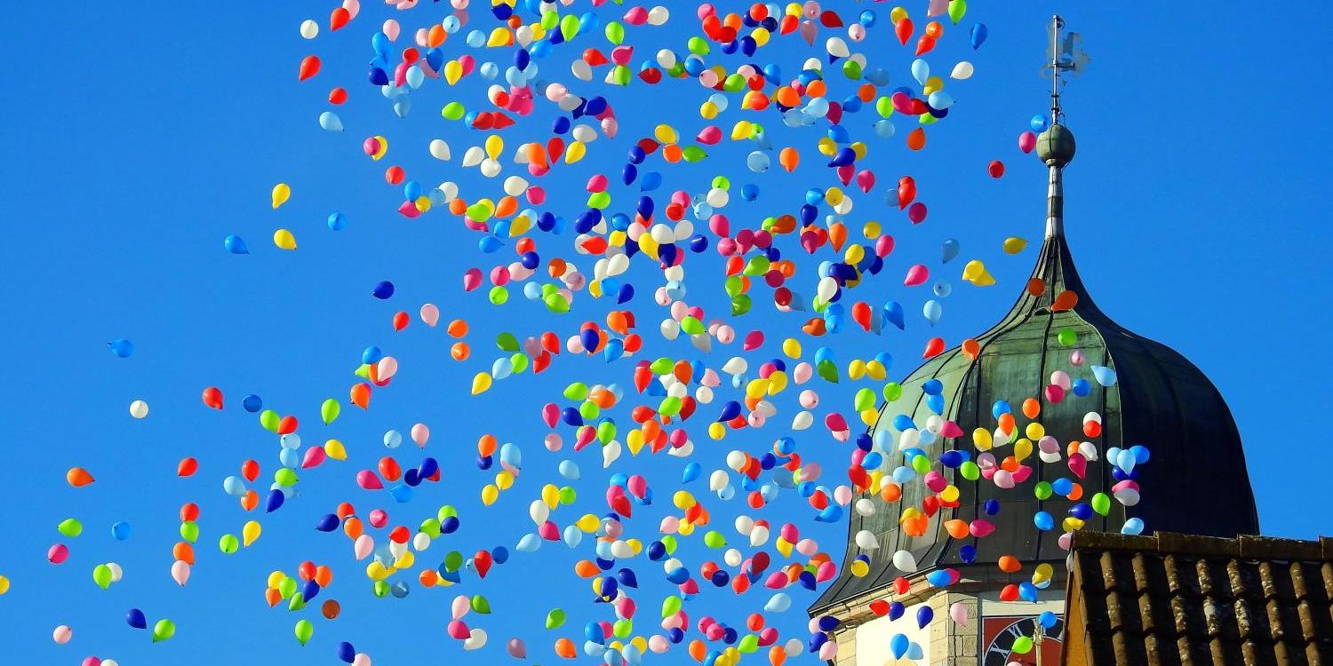 Bunte Luftballons vor der Spitze eines Kirchturms (c) Bru-nO / cc0 – gemeinfrei / Quelle: pixabay.com Bunte Luftballons vor der Spitze eines Kirchturms