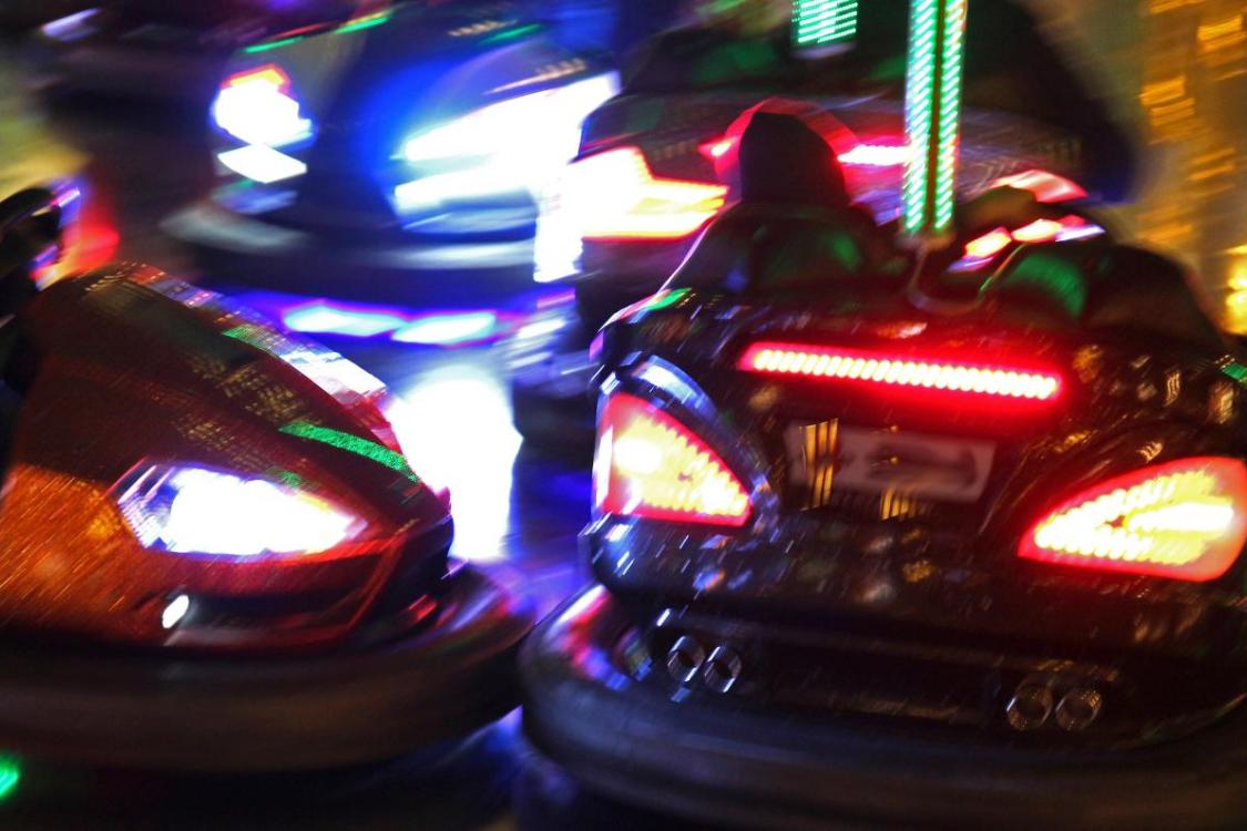 Foto von Autoscootern bei Nacht