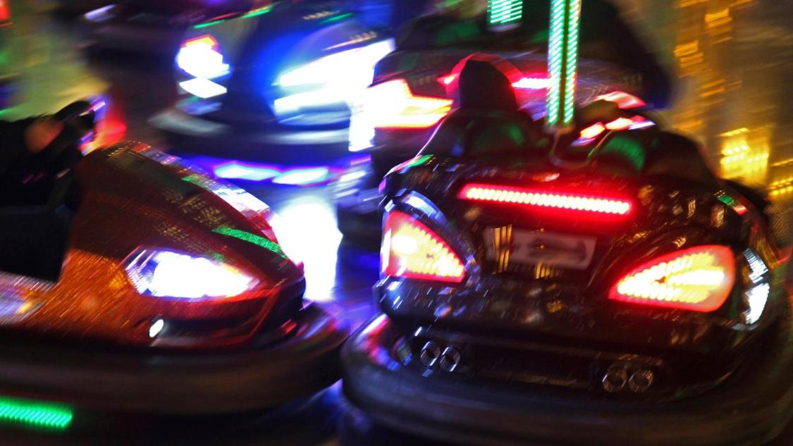 Foto von Autoscootern bei Nacht