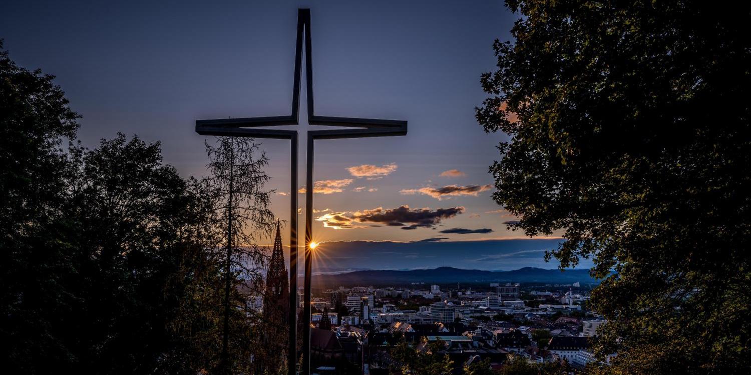 Kreuz vor Sonnenaufgang (c) hschmider / Pixabay.com Kreuz vor Sonnenaufgang