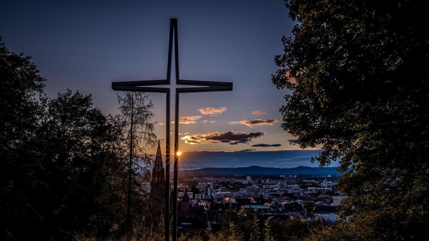 Kreuz vor Sonnenaufgang