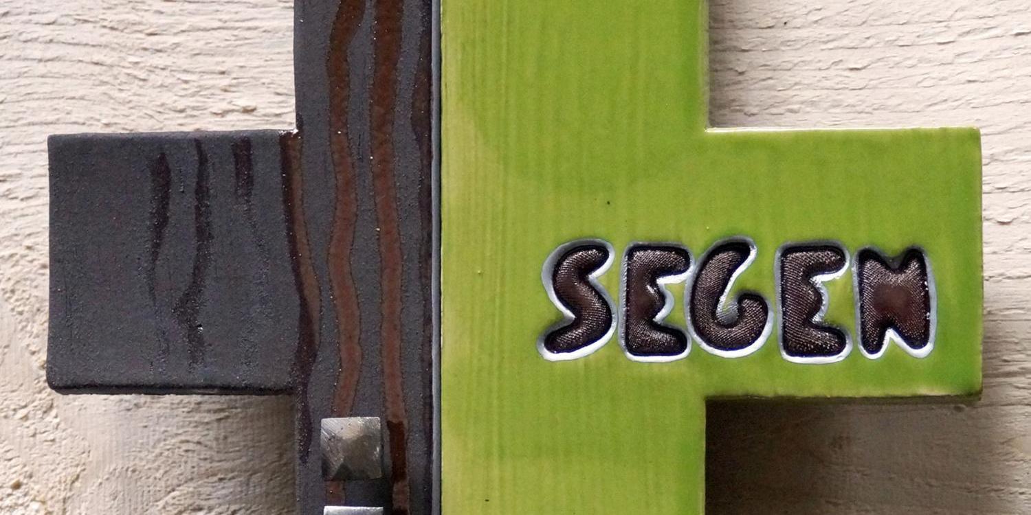 Kreuz mit Schriftzug 'Segen' (c) Bild: Martha Gahbauer In: Pfarrbriefservice.de Kreuz mit Schriftzug 'Segen'