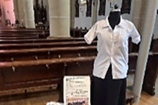 Malawi Schuluniform - aufgenommen in Kirche St. Josef Elm