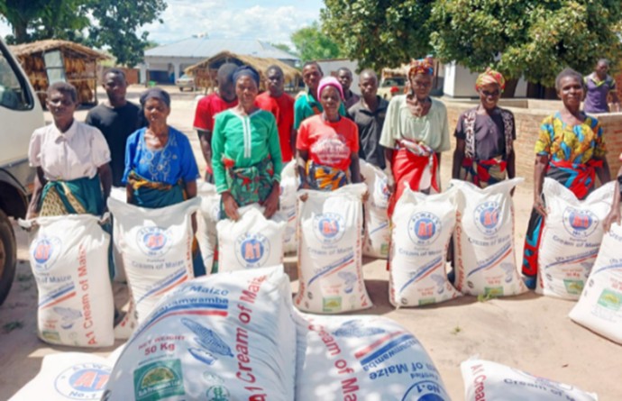 Übergabe von Maismehlsäcken an Frauen in Malawi (c) Marita Herrmann Übergabe von Maismehlsäcken an Frauen in Malawi