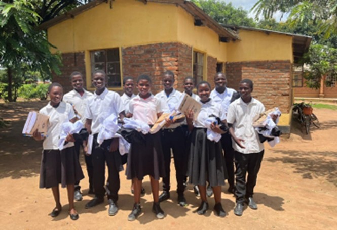 Schüler mit neuen Schuluniformen in Malawi (c) Marita Herrmann Schüler mit neuen Schuluniformen in Malawi