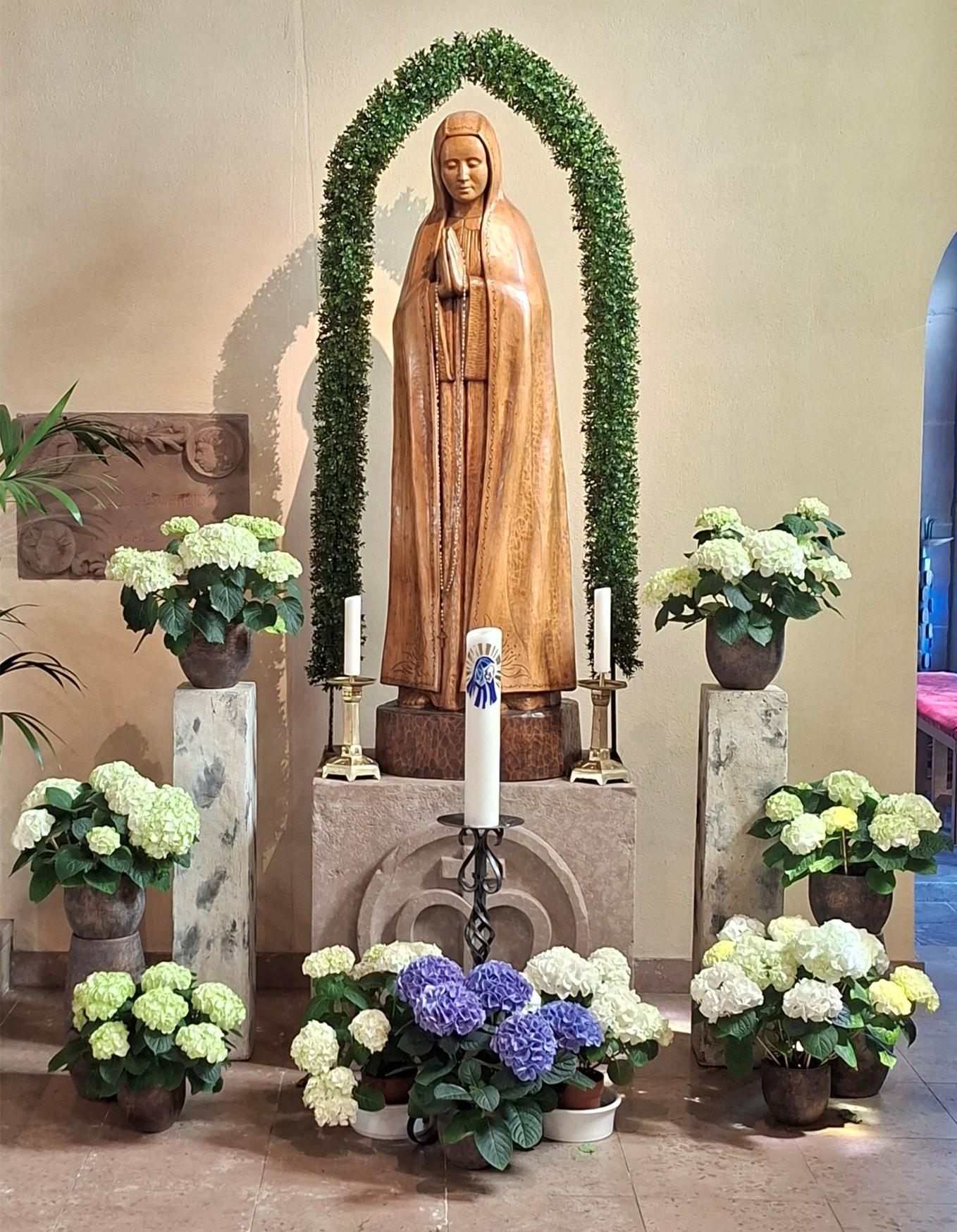 Marienstatue mit Blumenschmuck, Kirche Maria-Himmelfahrt Elm/Sprengen (c) EV Maria Himmelfahrt Elm/Sprengen Marienstatue mit Blumenschmuck, Kirche Maria-Himmelfahrt Elm/Sprengen