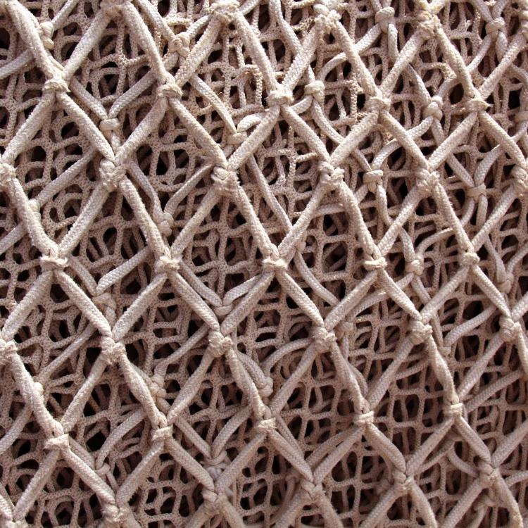 Zu sehen ist ein engmaschiges Netz als Symbol für Netzwerk, vernetzt sein