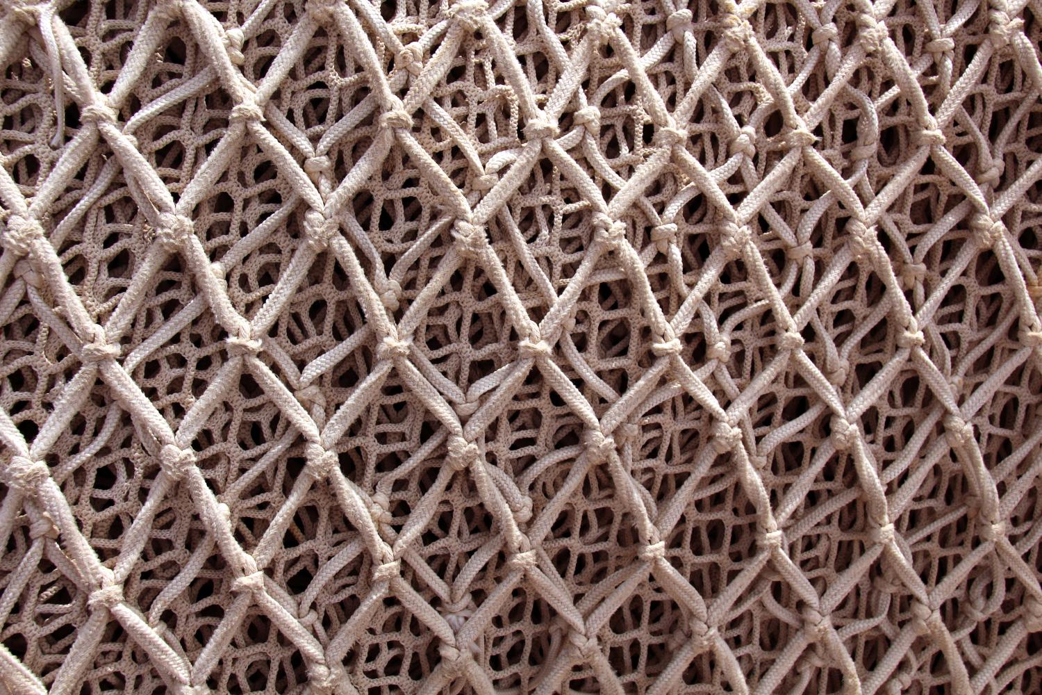 Zu sehen ist ein engmaschiges Netz als Symbol für Netzwerk, vernetzt sein