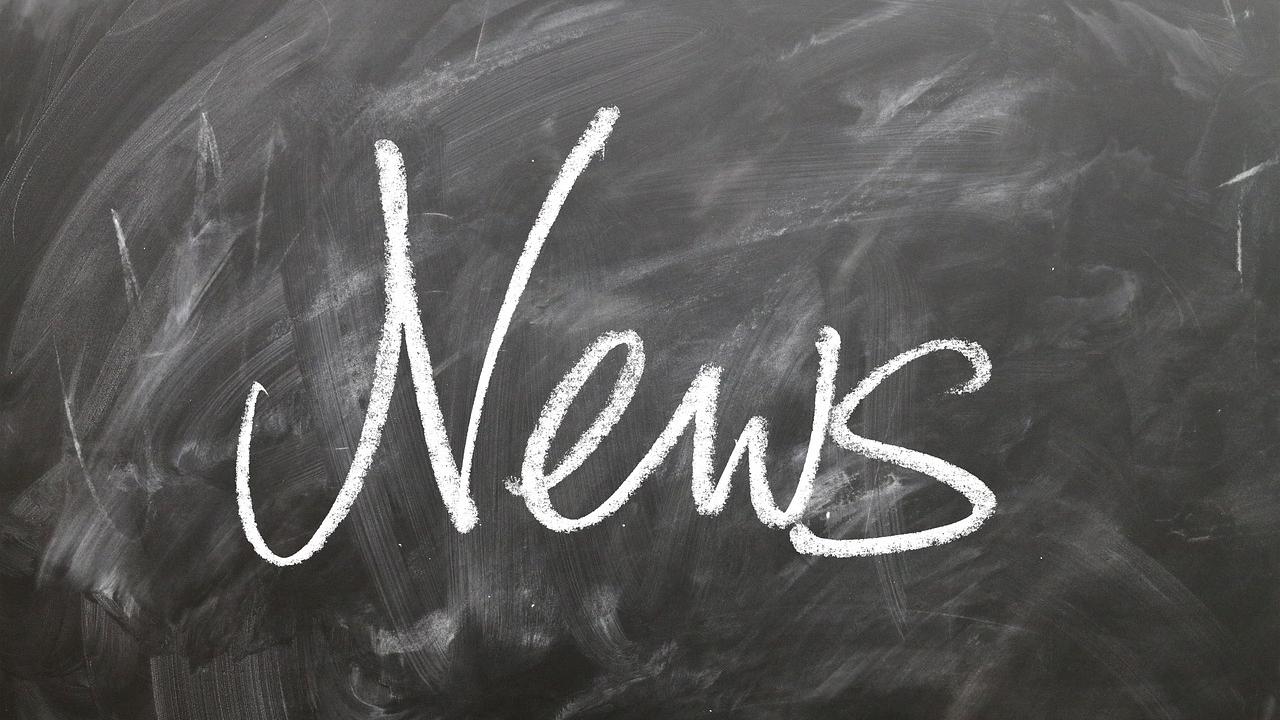 Schriftzug 'News' mit Kreide auf Tafel geschrieben