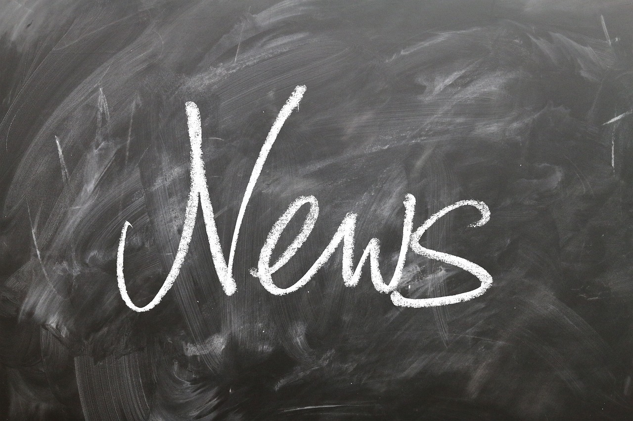 Schriftzug 'News' mit Kreide auf Tafel geschrieben