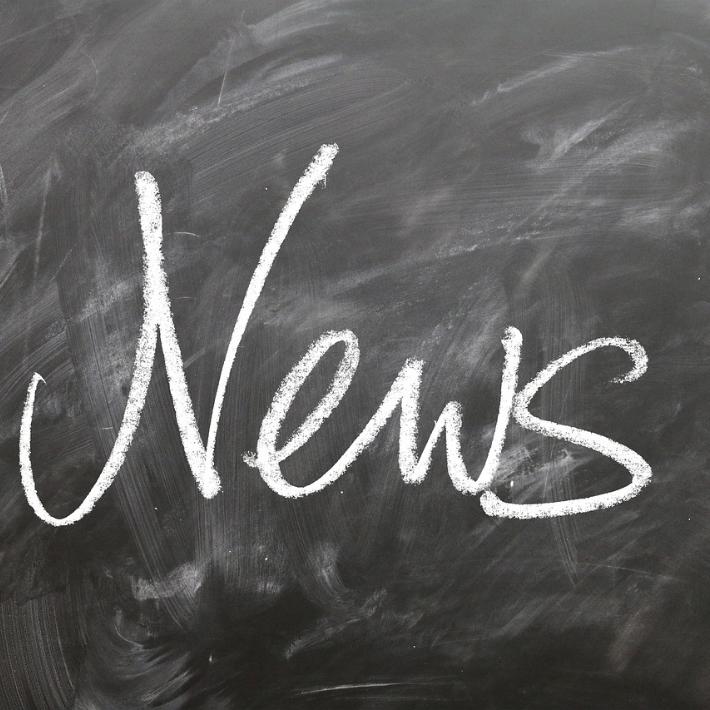 Schriftzug 'News' mit Kreide auf Tafel geschrieben