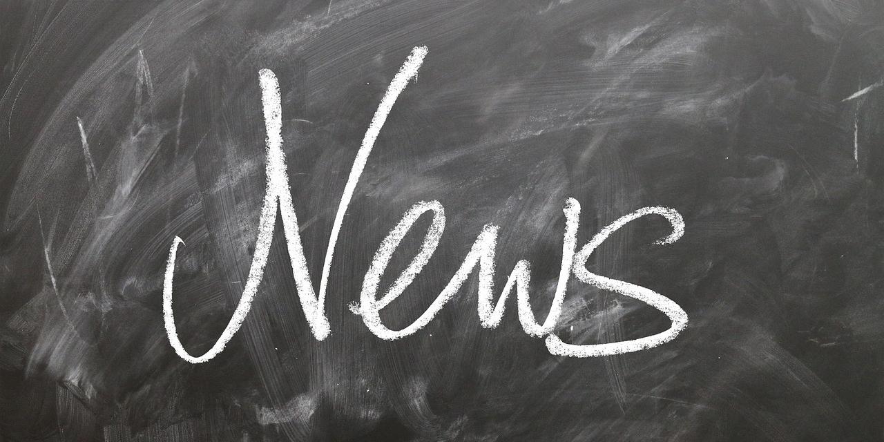 Schriftzug 'News' mit Kreide auf Tafel geschrieben