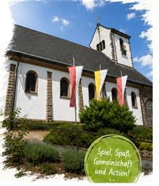 Foto Kirche Maria Himmelfahrt (von Bachtalstraße aus aufgenomme) - ergänzt um Text (weiße Schrift auf transparentem grünen Hintergrund in Kreisform): Spaß, Spiel, Gemeinschaft und Action!