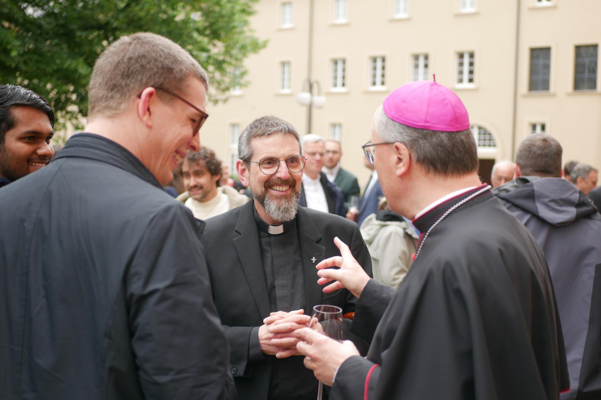 Johannes Cavelius im Gespräch mit Dekan Müller und Bischof Ackermann (c) Lars Felix Reiplinger Johannes Cavelius im Gespräch mit Dekan Müller und Bischof Ackermann
