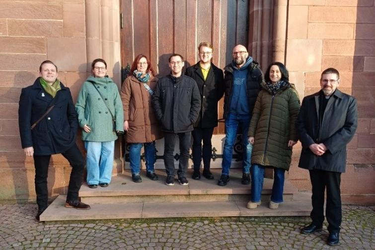 Gruppenfoto des PGR mit Dekan Müller vor dem Portal von Marienthal