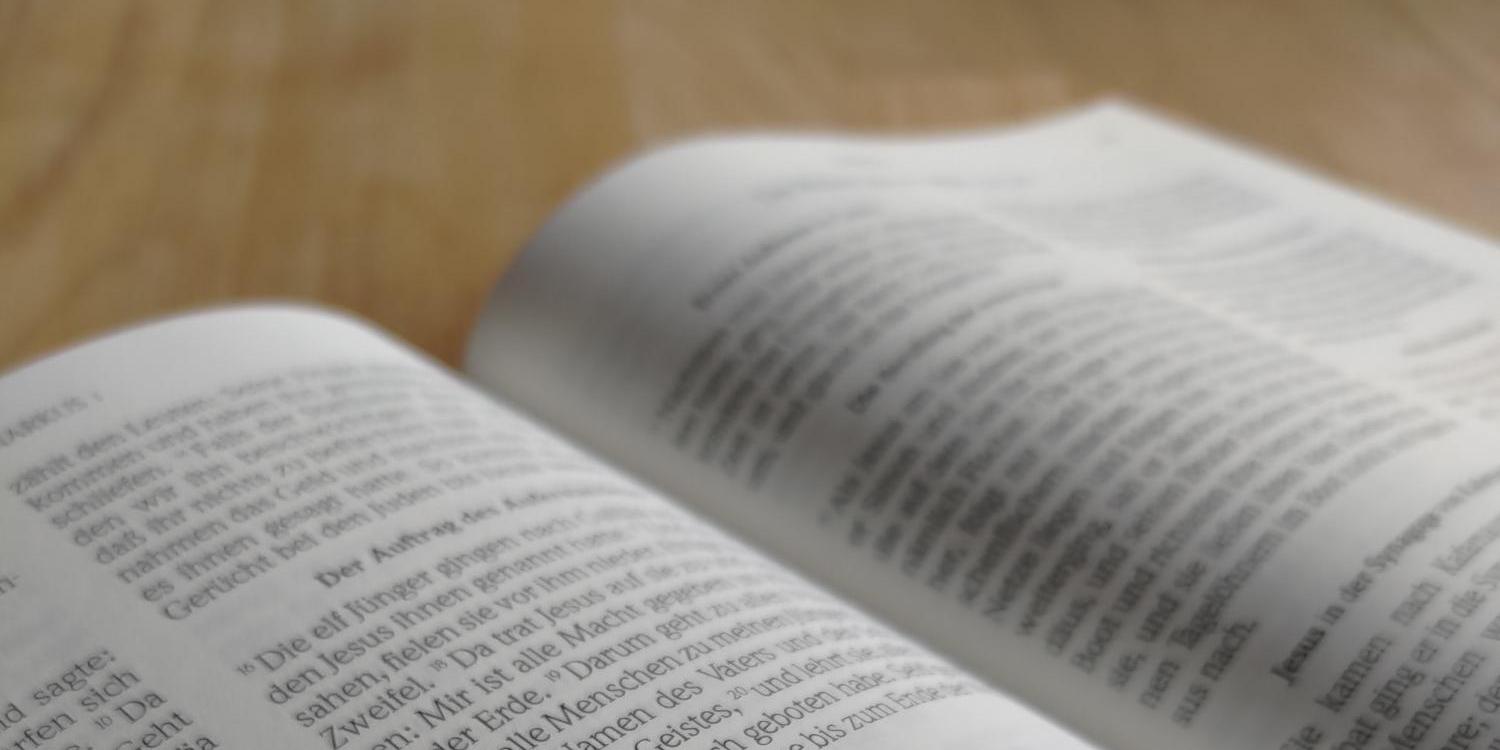 Aufgeschlagene Bibel: „Das Evangelium nach Markus“