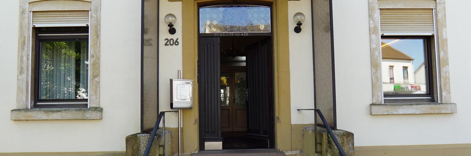 Pfarrhaus Schwalbach mit Zentralem Pfarrbüro (Blick von der Hauptstraße)